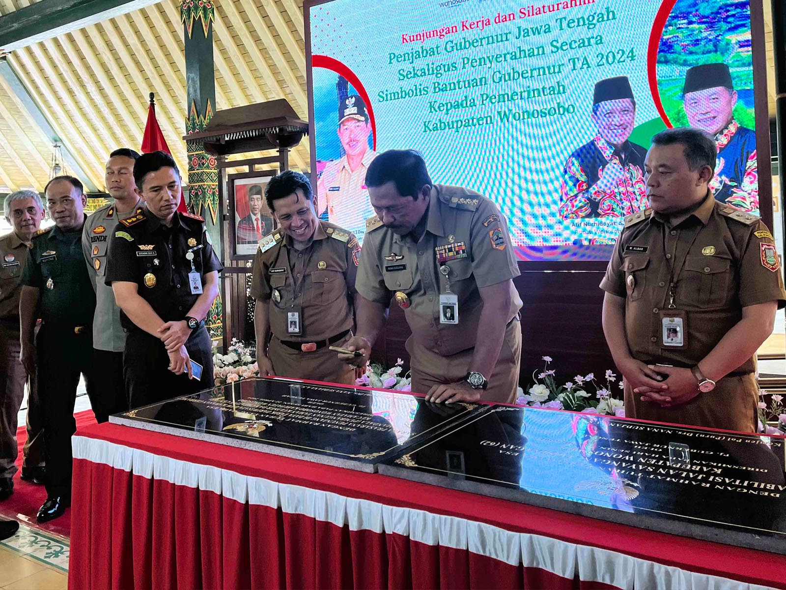 Pemerintah Provinsi Jawa Tengah tahun anggaran 2024 menyerahkan bantuan keuangan senilai Rp 160.765.824.500,- kepada Pemerintah Kabupaten Wonosobo