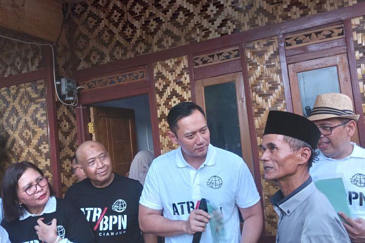 AHY menyerahkan sertifikat tanah untuk warga Kampung Cikadu II, Desa Gasol, Kecamatan Cugenang, Kabupaten Cianjur,