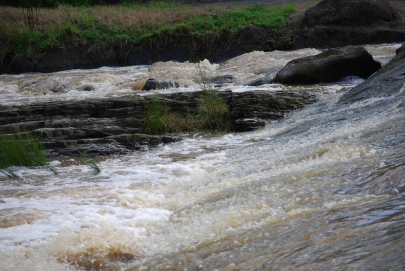 Air sungai yang tercampur lumpur