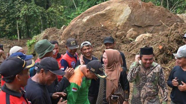 Bupati Tiwi meninjau lokasi longsor Dok. Humas Protokol Purbalingga