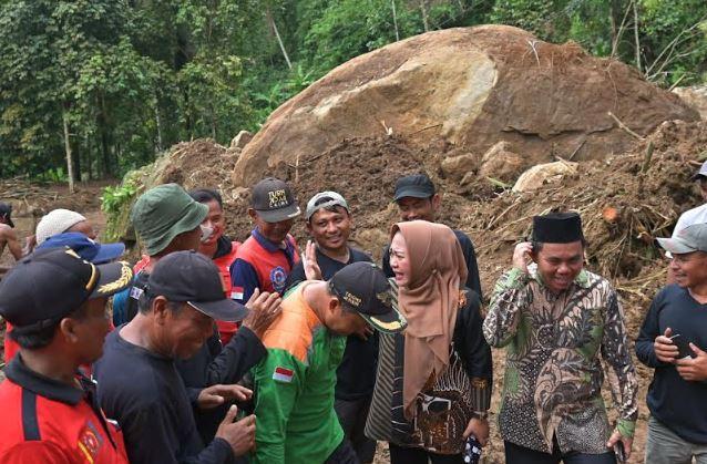 Bupati Tiwi meninjau lokasi longsor Dok. Humas Protokol Purbalingga