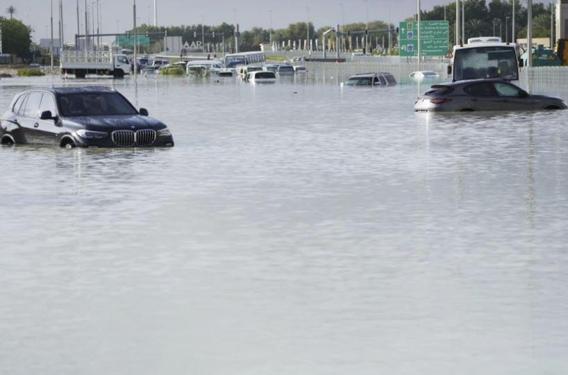 Mobil tergenang Banjir di Dubai Dok. Sindonews