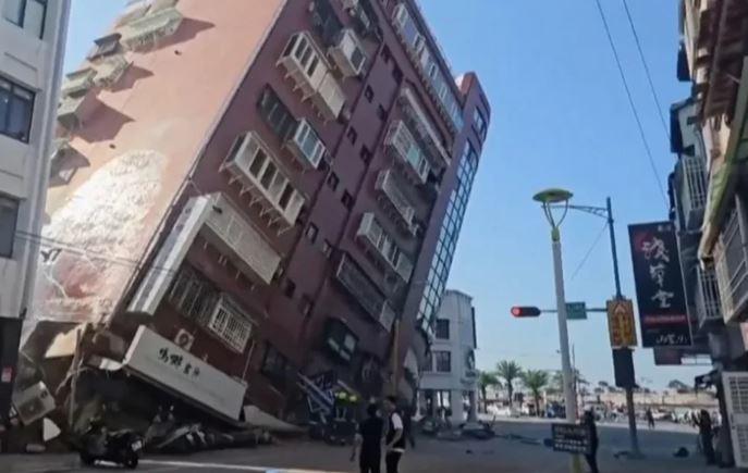 Gedung ambruk akibat gempa di Taiwan