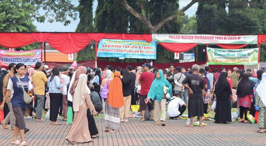 Jelang Idulfitri, Warga Grebek Pasar Murah Alun-alun