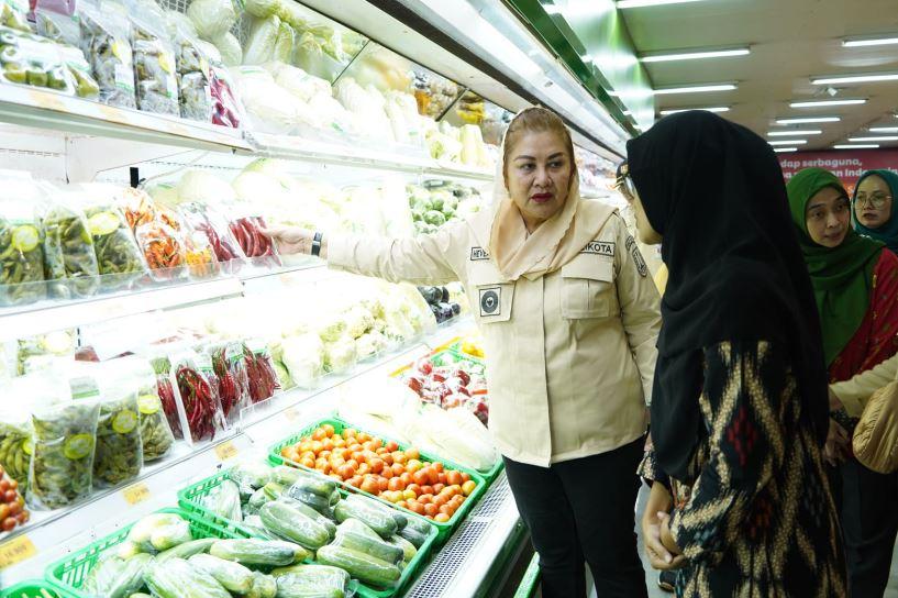 Wali Kota Semarang, Hevearita Gunaryanti Rahayu saat melakukan pantauan harga kebutuhan masyarakat di beberapa pasar modern dan pasar tradisional, Jumat (5/4/2024).