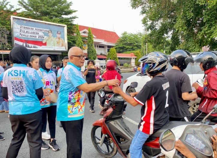 Ratusan takjil di bagikan oleh pihak RS Keluarga Sehat (KSH) bersama anggota Persatuan Wartawan Indonesia (PWI) Pati di pinggir Alun-alun Pati untuk masyarakat setempat.