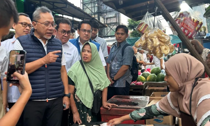 Menteri Perdagangan (Mendag) Zulkifli Hasan saat melakukan pemantauan harga barang kebutuhan pokok di Pasar Palmerah, Jakarta
