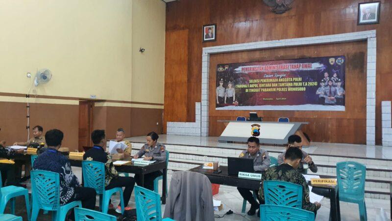 Pemeriksaan Administrasi Peserta Seleksi Polri di Gedung Serbaguna Mapolres Wonosobo