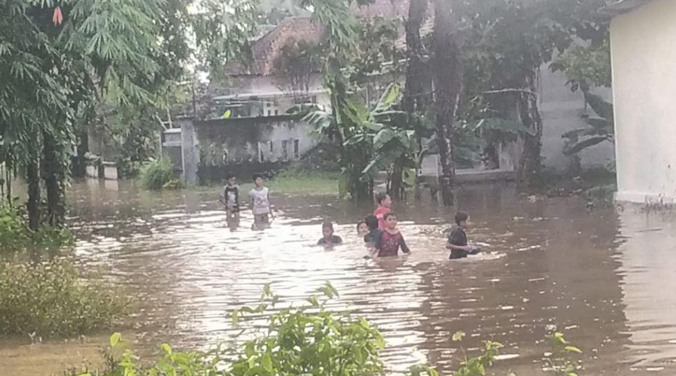 Warga perumahan Pesona Puri Toyareka banyak yang meninggalkan rumah dan mengungsi ke masjid dan rumah warga.