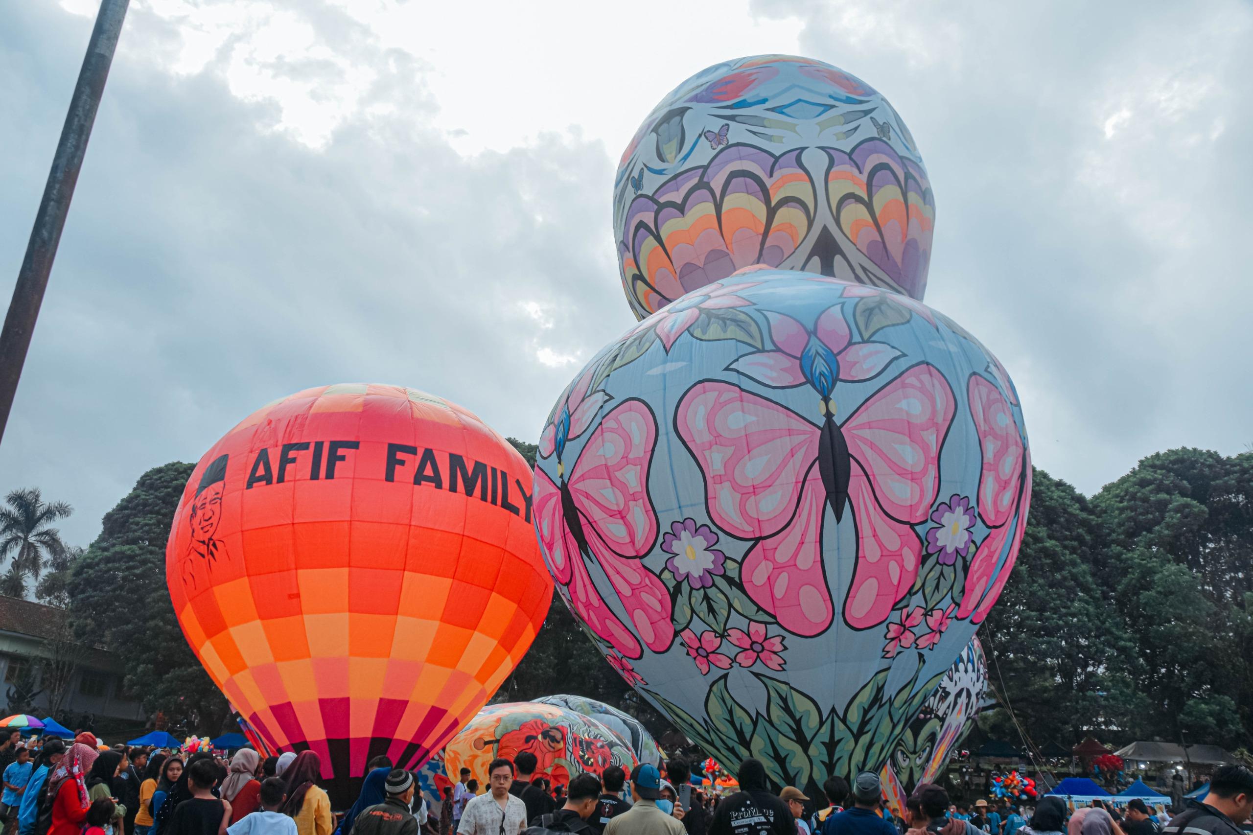 Salah satu ballon udara bertuliskan Afif Family menarik perhatian warga di festival balon udara yang digelar di lapangan Don Bosco Sambek, Kamis (18/4/2024)