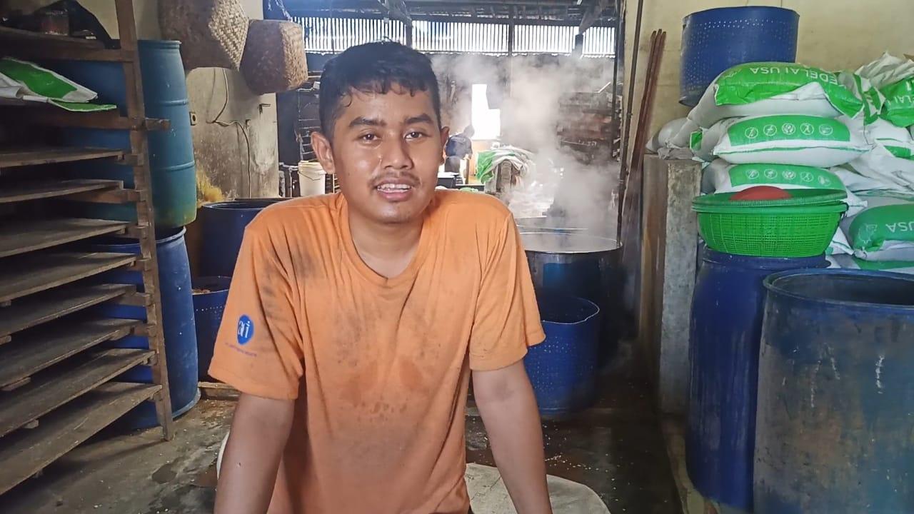 Salah satu pekerja yang sudah bekerja 4 tahun di pabrik