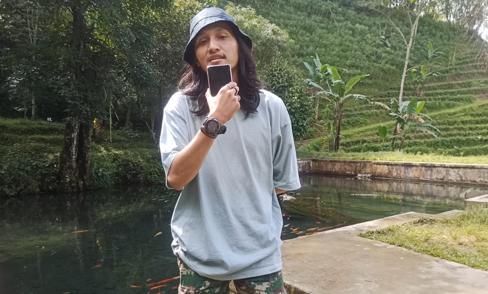Keindahan Alam Slukatan Memikat Wisatawan, Akses Jalan Masih Jadi Tantangan 1 Wisatawan asal semarang yang berkunjung ke slukatan. ok. Bagus Mercusuar (20/4/2024)