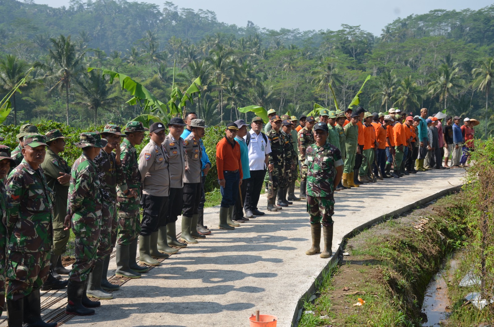 Satgas TMMD Bersama Masyarakat Timbang Bersihkan Irigrasi