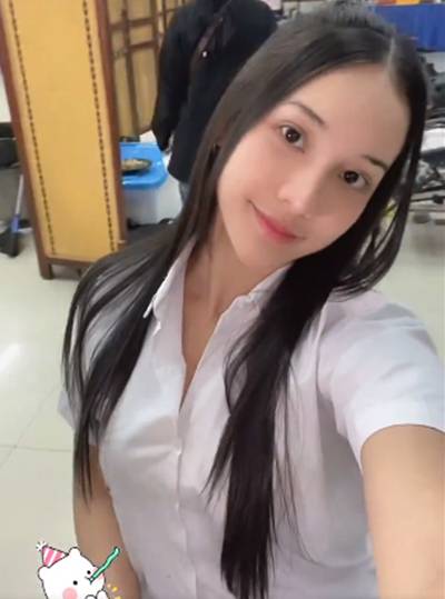 Anya Geraldine membagikan video singkat dirinya memakai seragam SMA