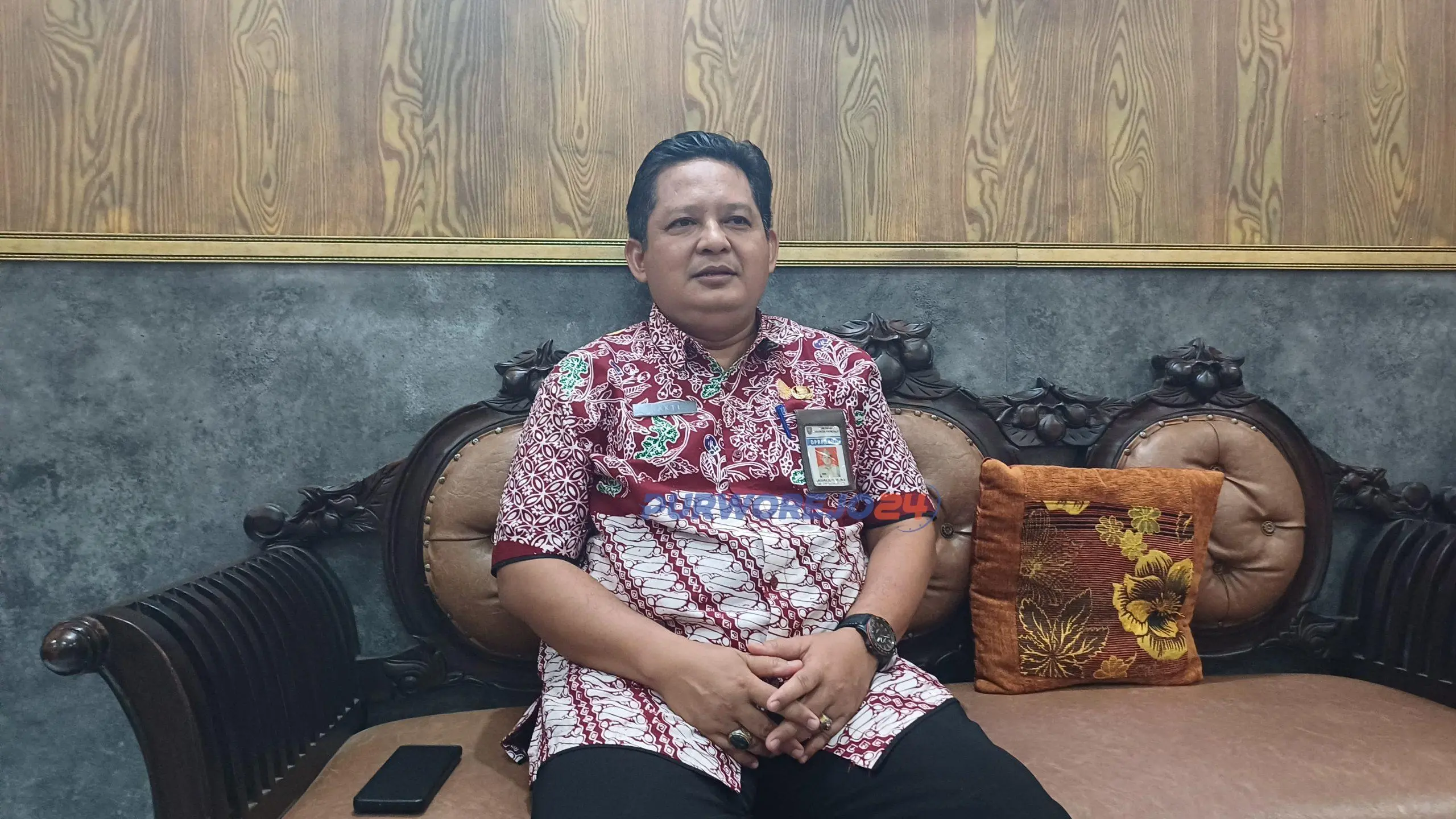 Kepala Dinas Pemberdayaan Perempuan dan Perlindungan Anak serta Pemberdayaan Masyarakat dan Desa (DPPPAPMD) Kabupaten Purworejo, Laksana Sakti, mengonfirmasi bahwa pemerintah kabupaten akan segera melaksanakan pengukuhan dan penyerahan Surat Keputusan (SK) perpanjangan masa jabatan kepada 465 kades.