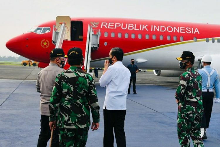 Presiden lepas landas menggunakan Pesawat Kepresidenan Indonesia-1