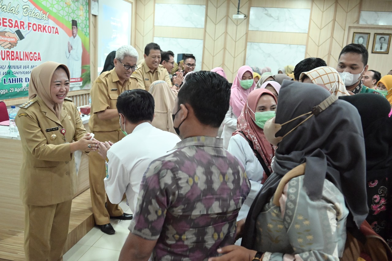 Bupati Purbalingga Dyah Hayuning Pratiwi menemui Forum Komunikasi Karyawan Kontrak (Forkota) RSUD dr R Goeteng Taroenadibrata Purbalingga, Senin