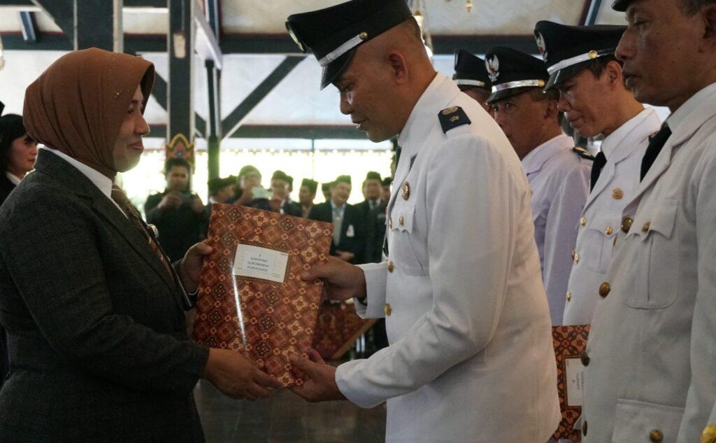 Bupati Purworejo, Yuli Hastuti, secara resmi mengukuhkan dan menyerahkan Surat Keputusan (SK) kepada 465 Kepala Desa yang mengalami perpanjangan masa jabatan. Acara ini dilaksanakan di Pendopo Kabupaten sebagai tindak lanjut dari Undang-Undang Nomor 3 Tahun 2024 yang menetapkan masa jabatan kepala desa diperpanjang dari enam tahun menjadi delapan tahun.
