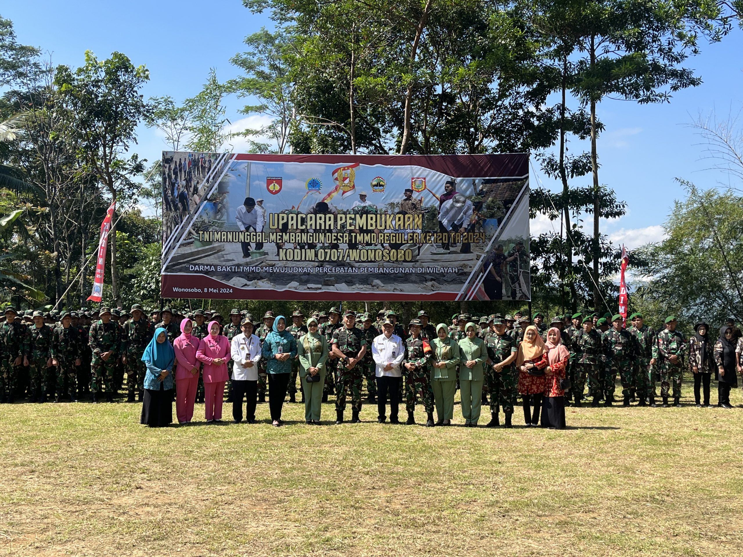 Sebagai salahsatu langkah percepatan pembangunan di daerah dalam menunjang peningkatan kesejahteraan masyarakat, Kodim 0707/Wonosobo bekerjasama dengan Pemerintah Daerah Wonosobo, Polres Wonosobo, masyarakat dan pihak terkait lainnya, menyelenggarakan TNI Manunggal Membangun Desa (TMMD) Reguler ke-120 Tahun Anggaran 2024 di Desa Timbang, Kecamatan Leksono, Rabu, (8/5/2024).