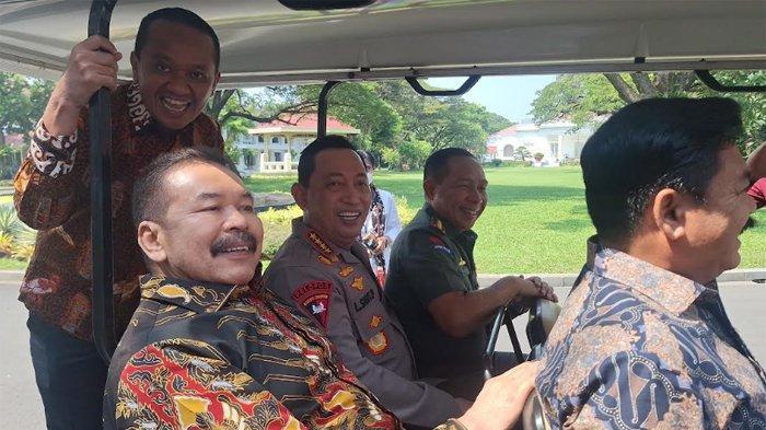 Jaksa Agung ST Burhanuddin dan Kapolri Jenderal Listyo Sigit Prabowo saat duduk berdampingan di mobil golf usai menghadiri acara di Istana Negara, Jakarta, Senin (27/5/2024)