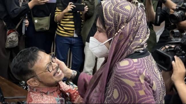 Peluk-Cium SYL ke Istri dan Anak Sebelum Sidang Korupsi