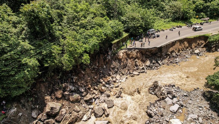 Ruas jalan utama Padang-Bukittinggi via Padang Panjang putus akibat banjir bandang