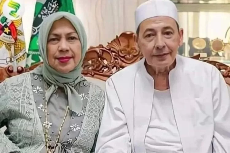 Syarifah Salamah binti Hasyim bin Yahya, istri tercinta dari Maulana Habib Luthfi bin Ali bin Hasyim bin Yahya