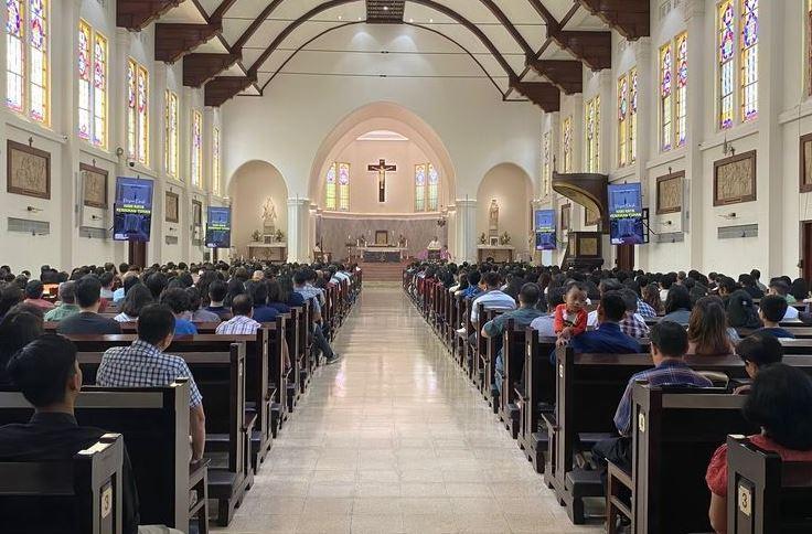 Suasana Misa di Gereja Katolik Paroki Hati Kudus Yesus Katedral Surabaya