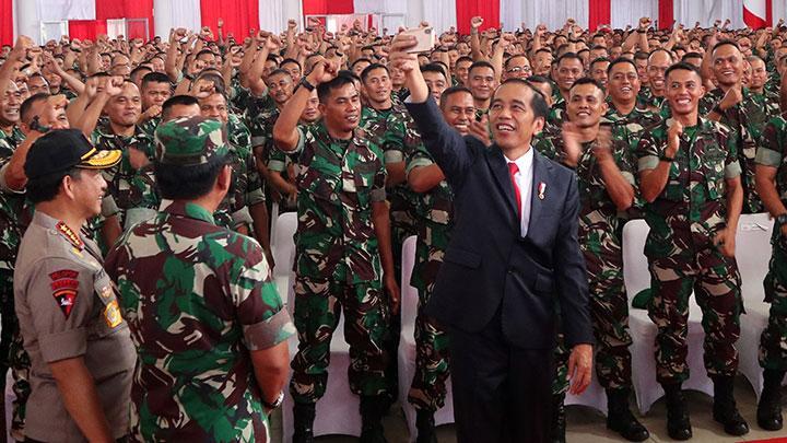 Presiden Joko Widodo mengumumkan kenaikan gaji untuk personel TNI.