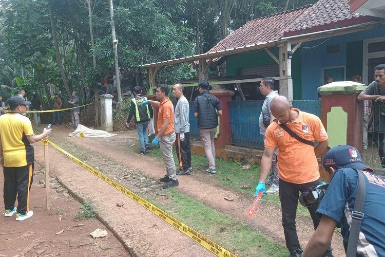 Tim Inafis Polres Ciamis sedang olah TKP Kasus pembunuhan di jalan desa, Desa Cisontrol, kecamatan Rancah, Kabupatrn Ciamis