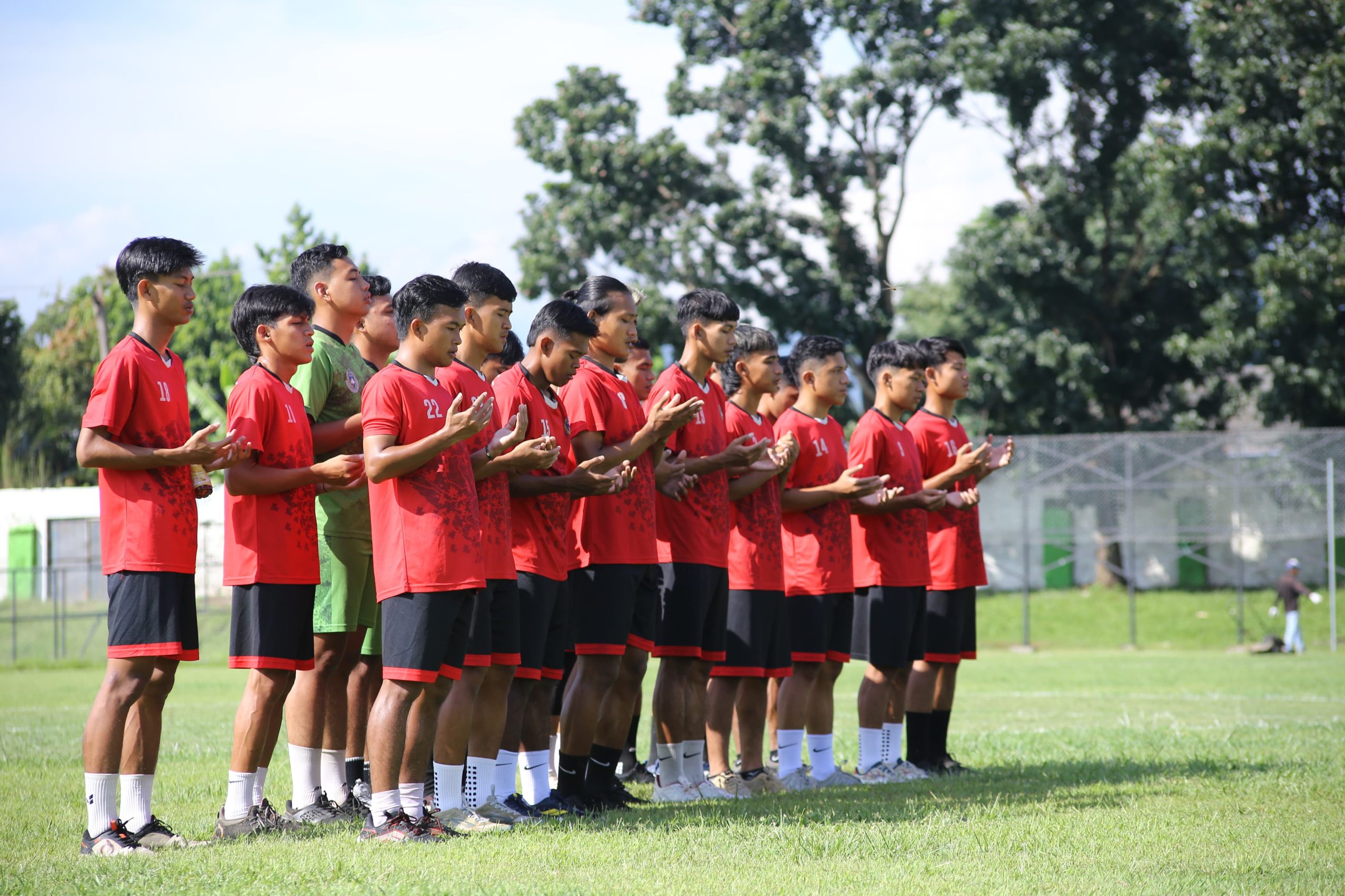 Pemain Persibangga Purbalingga melakukan latihan perdana di Stadion Persikas Kabupaten Subang, Minggu (28/4/2024) pagi.