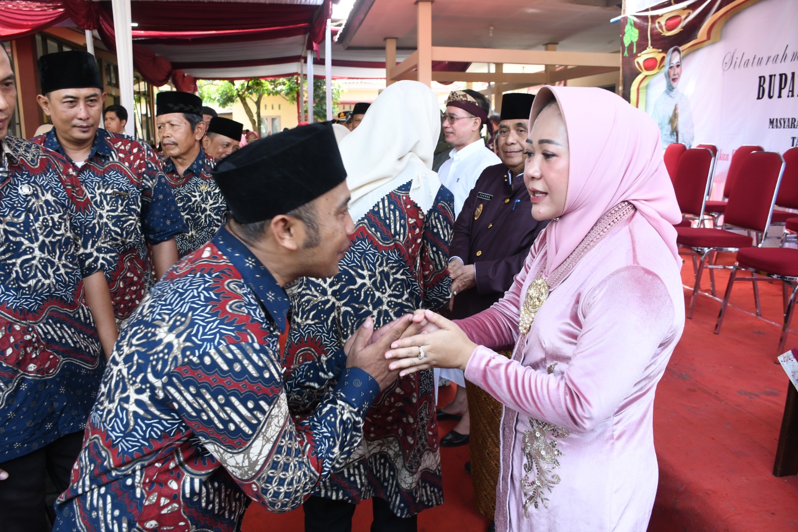 Bupati Purbalingga Dyah Hayuning Pratiwi mengajak kepada seluruh komponen untuk bersama-sama mengentaskan problem pendidikan Anak Usia Sekolah Tidak Sekolah (AUSTS).