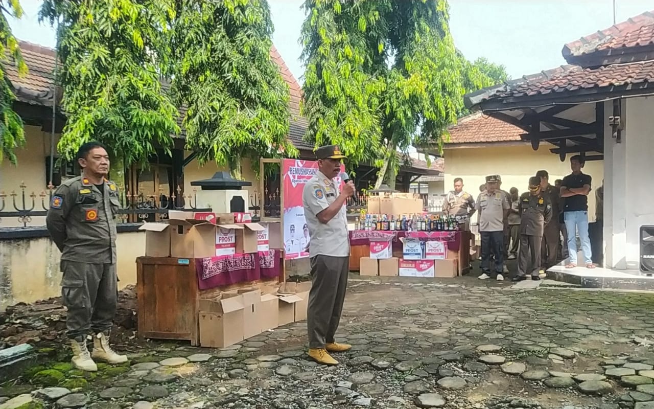 Kepala Satpol PP Kabupaten Purbalingga Sutrisno memberikan sambutan sebelum pemusnahan miras, Kamis (2/5/2024)