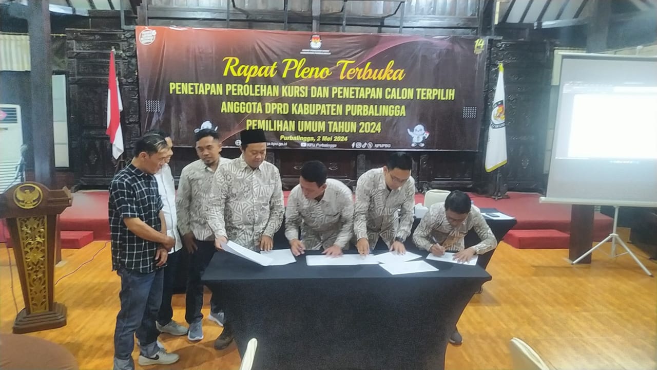 Komisi Pemilihan Umum (KPU) Kabupaten Purbalingga menggelar rapat pleno terbuka Penetapan Perolehan Kursi dan Penetapan Calon Terpilih Anggota DPRD Kabupaten Purbalingga yang dilaksanakan di Andrawina Hall Owabong Cottage, Kamis (2/5/2024).
