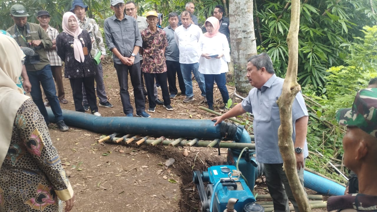 emerintah Desa Kalialang, Kecamatan Kemangkon, Kabupaten Purbalingga menerima bantuan mesin pompa air untuk mengairi lahan tadah hujan (LTH) seluar 46 ha