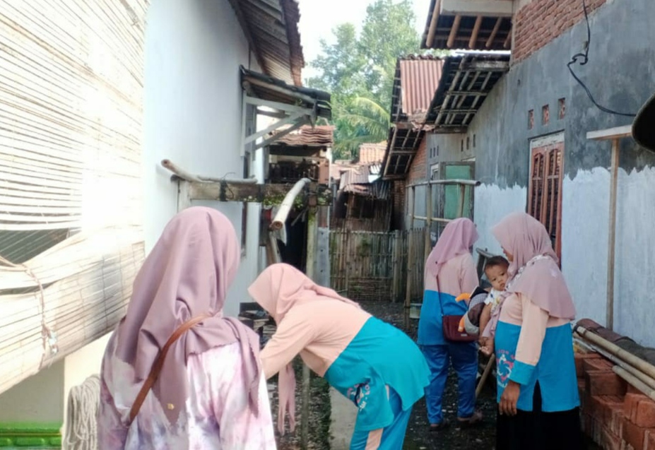 Antisipasi terhadap menjangkitnya nyamuk Demam Berdarah Dengue (DBD) di lingkungan warganya, Kepala Desa Majasem Tri Muldiati melakukan sosialisasi pencegahan. 