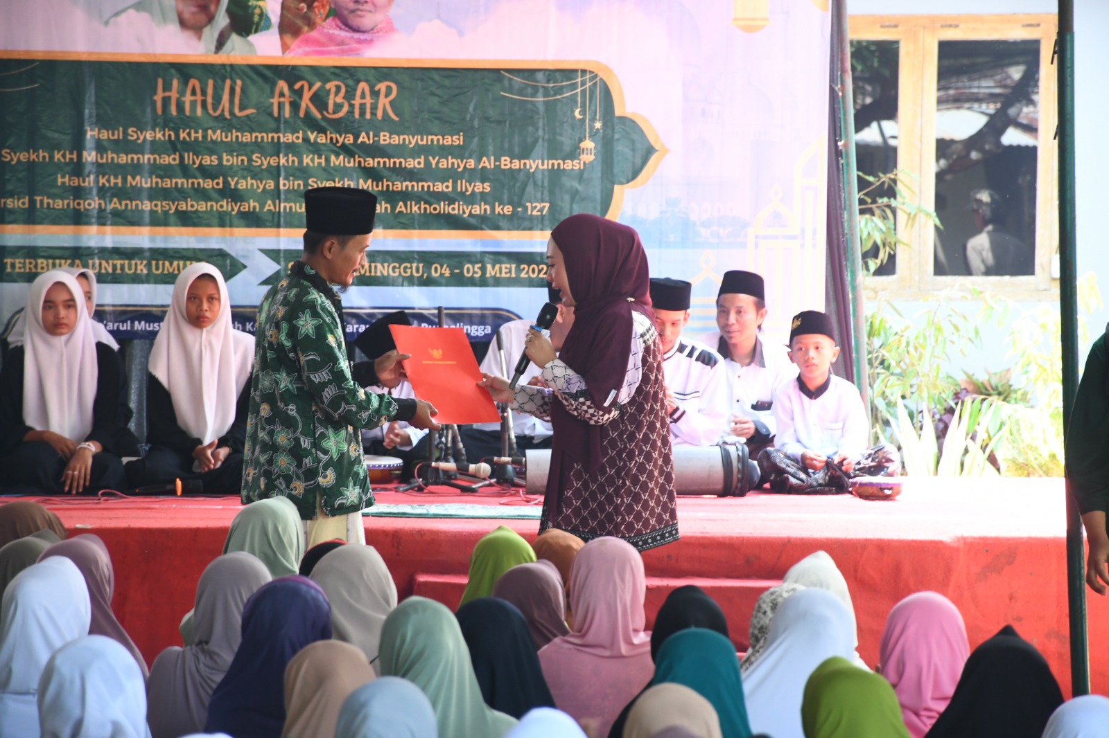 Bupati Purbalingga Dyah Hayuning Pratiwi didampingi suami, Rizal Diansyah menghadiri kegiatan Halal Bihalal Jam'iyah Thariqoh di Pondok pesantren Da'arul Mustofa Dukuh Kauman Lama, Desa Karanganyar, Kecamatan Karanganyar, Minggu (5/5/2024).