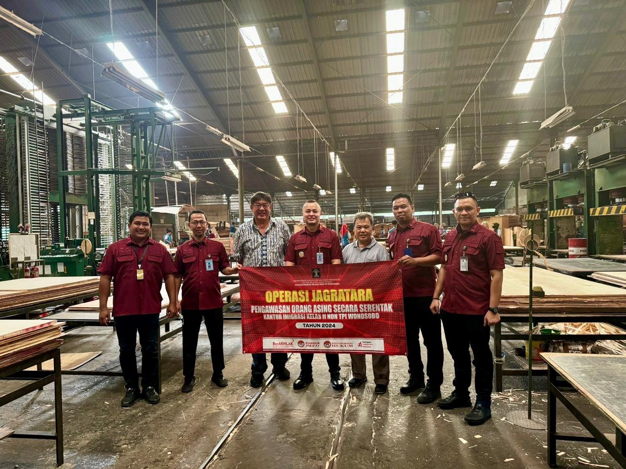 Kantor Imigrasi Kelas II Non TPI Wonosobo berhasil menggelar pengawasan orang asing secara serentak dengan kendali pusat dalam Operasi "JAGRATARA" pada tanggal 2-3 Mei 2024.