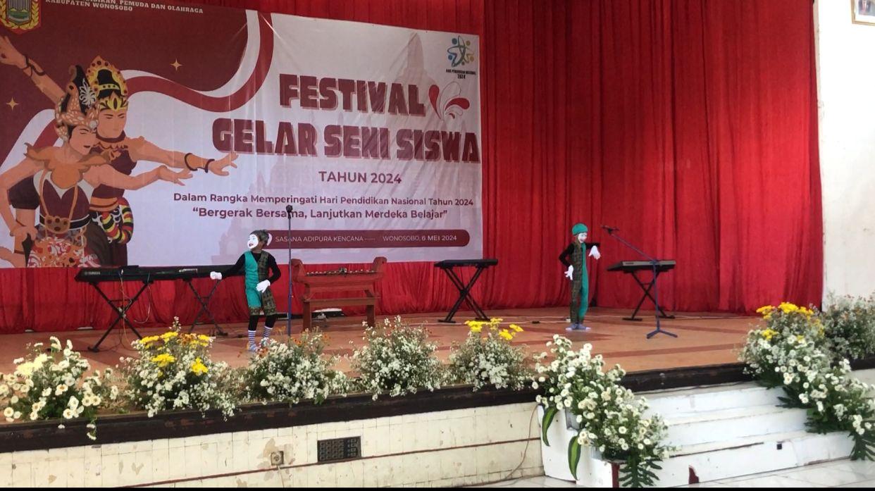 Dinas Pendidikan Pemuda dan Olahraga Kabupaten Wonosobo (DIKPORA) menggelar Festival Gelar Seni Siswa sebagai bagian dari peringatan Hari Pendidikan pada hari Kamis (2/5) di Sasana Adipura Wonosobo. 