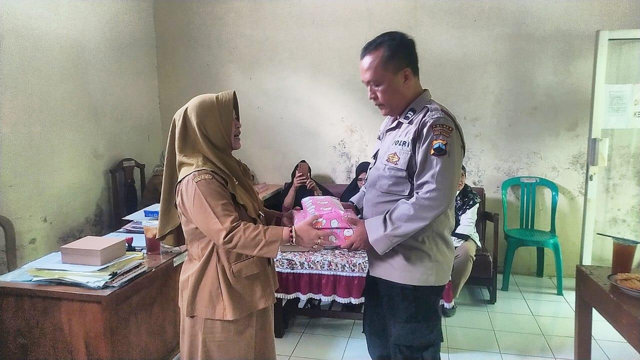 Kepala Desa (Kades) Majasem, Tri Muldiati menggelar upacara lepas sambut Petugas Babinkantibmas Desa Majasem dari anggota Polsek Kemangkon Aiptu M. Hasnan digantikan oleh Aiptu Suyitno