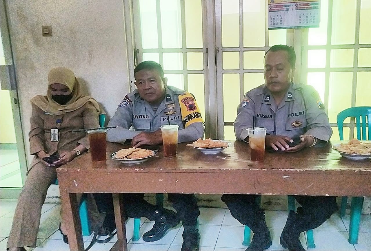 Kepala Desa (Kades) Majasem, Tri Muldiati menggelar upacara lepas sambut Petugas Babinkantibmas Desa Majasem dari anggota Polsek Kemangkon Aiptu M. Hasnan digantikan oleh Aiptu Suyitno