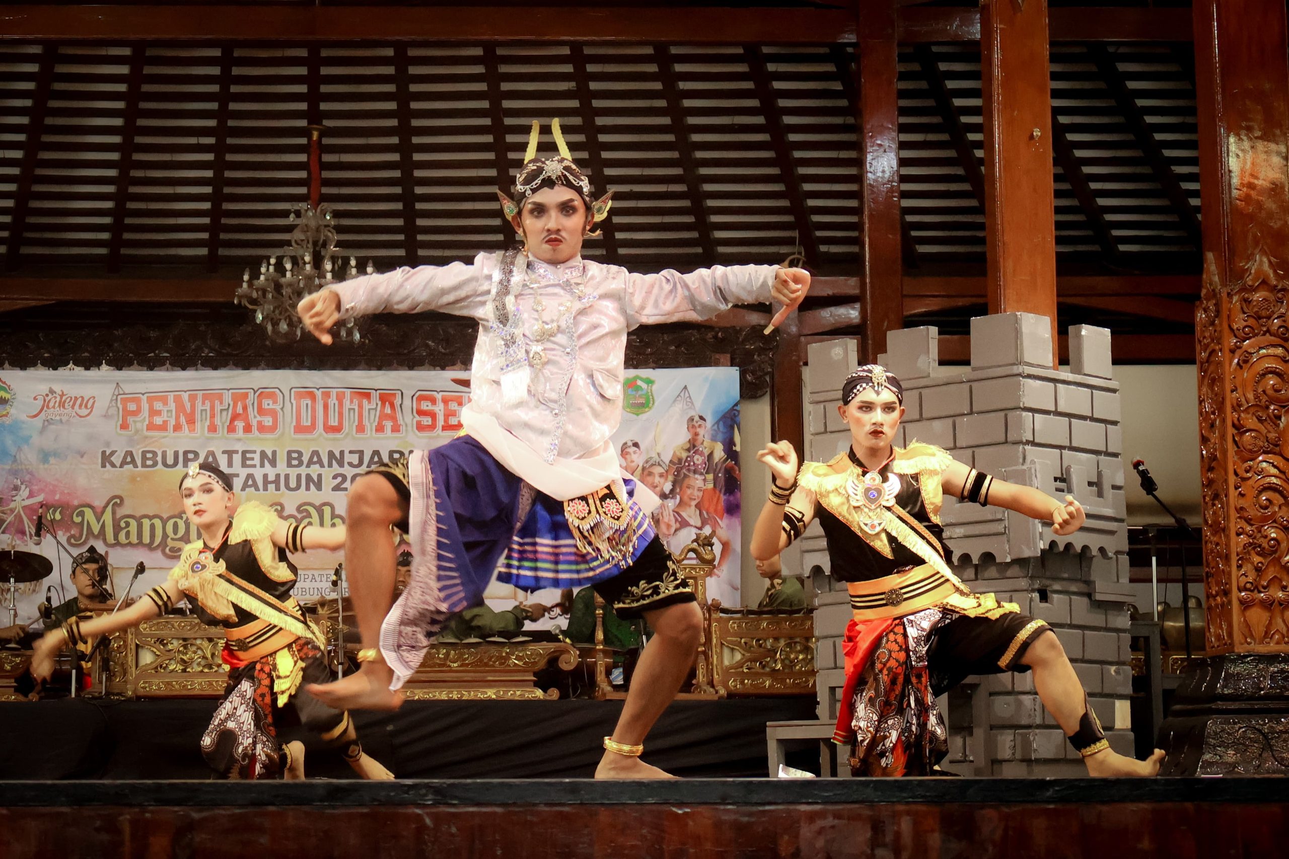 Duta seni Kabupaten Banjarnegara yang tergabung dalam Sanggar Tari Tiara tampil menghibur pengunjung di Pendapa Anjungan Jawa Tengah Taman Mini Indonesia Indah (TMII) Jakarta, Minggu (5/5).