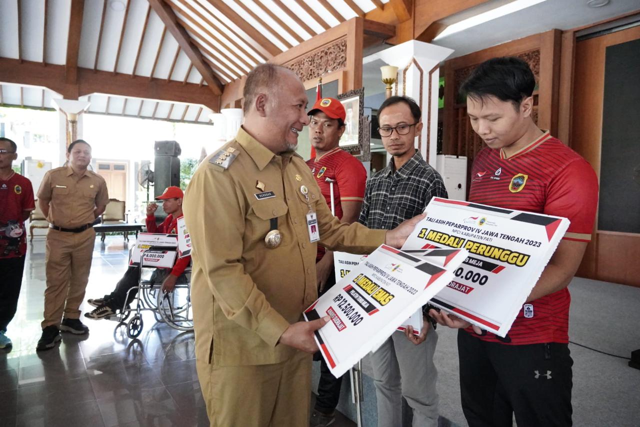 Pj Bupati Pati, Henggar Budi Anggoro saat serahkan tali asih kepada para atlet dan pelatih National Paralympic Committee of Indonesia (NPCI) Kabupaten Pati belum lama ini.