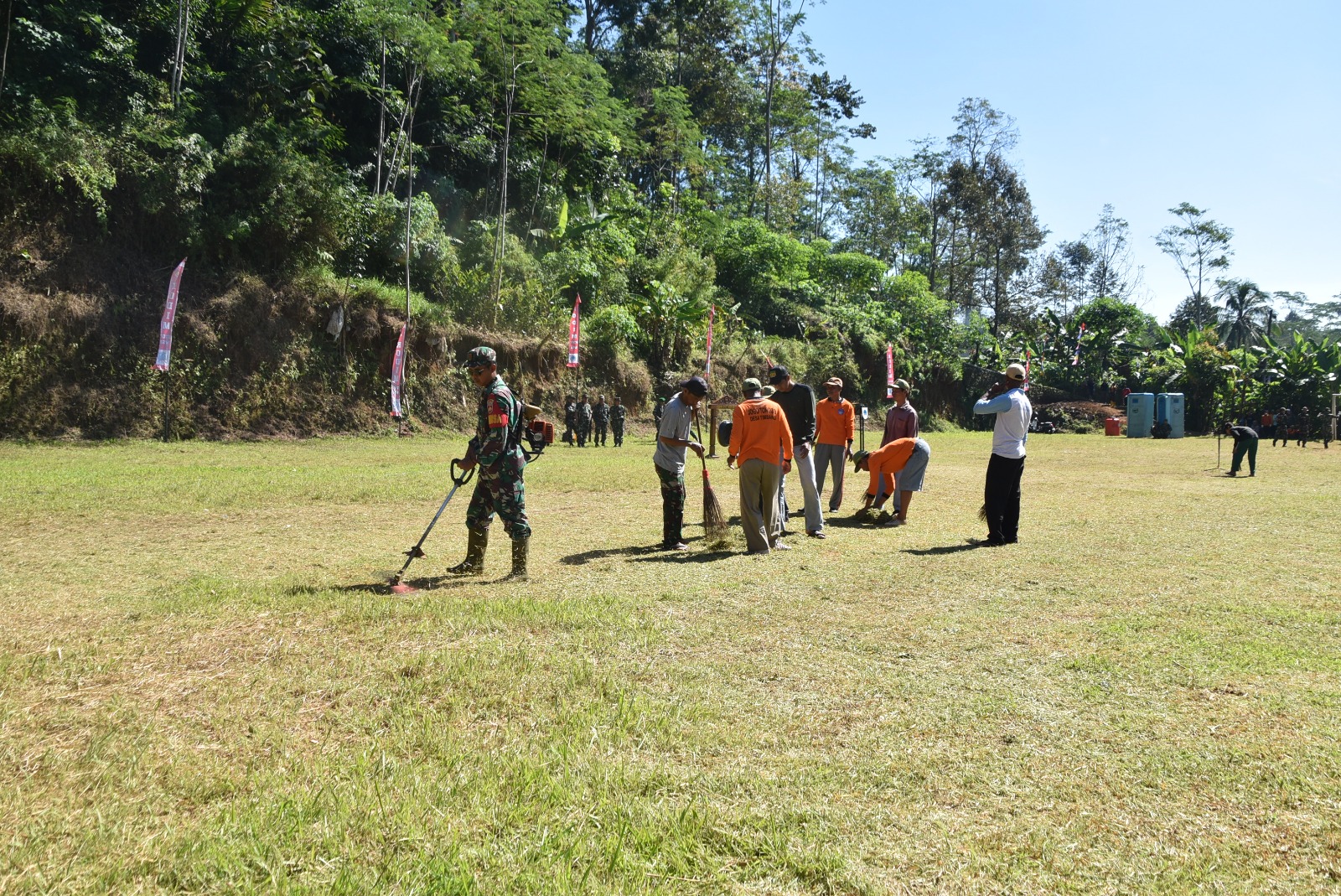 Koramil 13/Leksono melaksanakan pembabatan rumput dalam rangka mendukung kesuksesan TMMD Reguler Ke 120 pembersihan ini melibatkan masyarakat desa timbang.