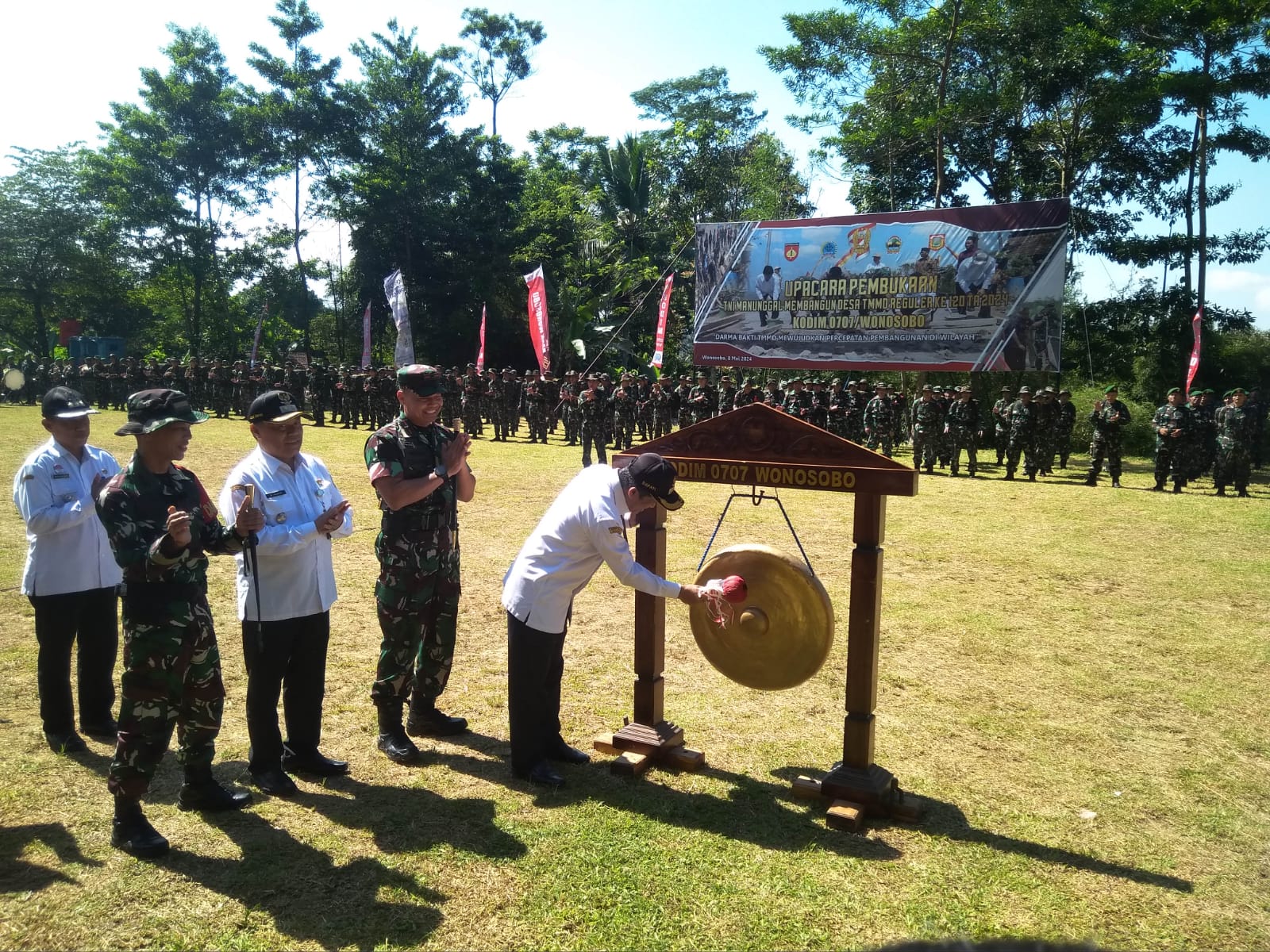 Pemukulan gong oleh Bupati Wonosobo