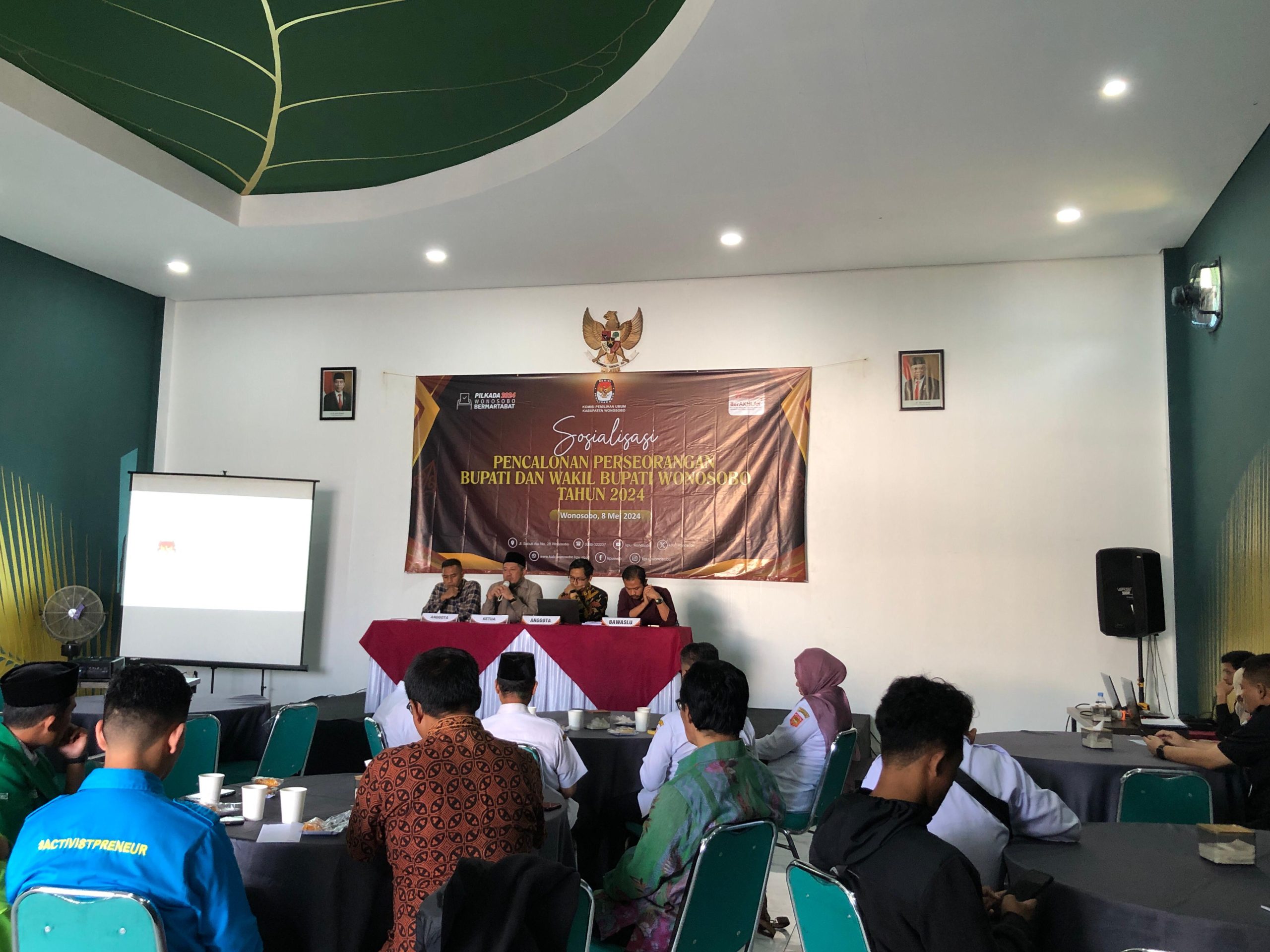 Komisi Pemilihan Umum (KPU) Wonosobo telah memulai sosialisasi persiapan pencalonan bakal pasangan calon perseorangan untuk Pemilihan Bupati dan Wakil Bupati Kabupaten Wonosobo 2024, bertempat di Dewani Resto, Rabu (8/5).