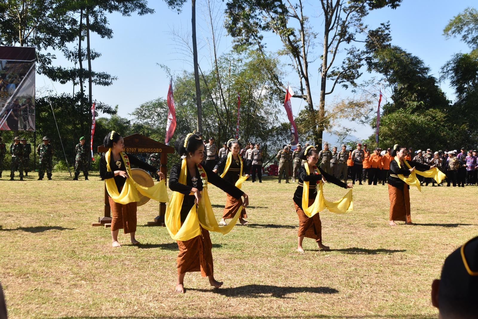 Kelompok seni Taruna Budaya di bawah pimpinan Yustomo menjadi sorotan pada kegiatan TMMD Reguler ke-120 di Desa Timbang, Rabu, 8 Mei 2024