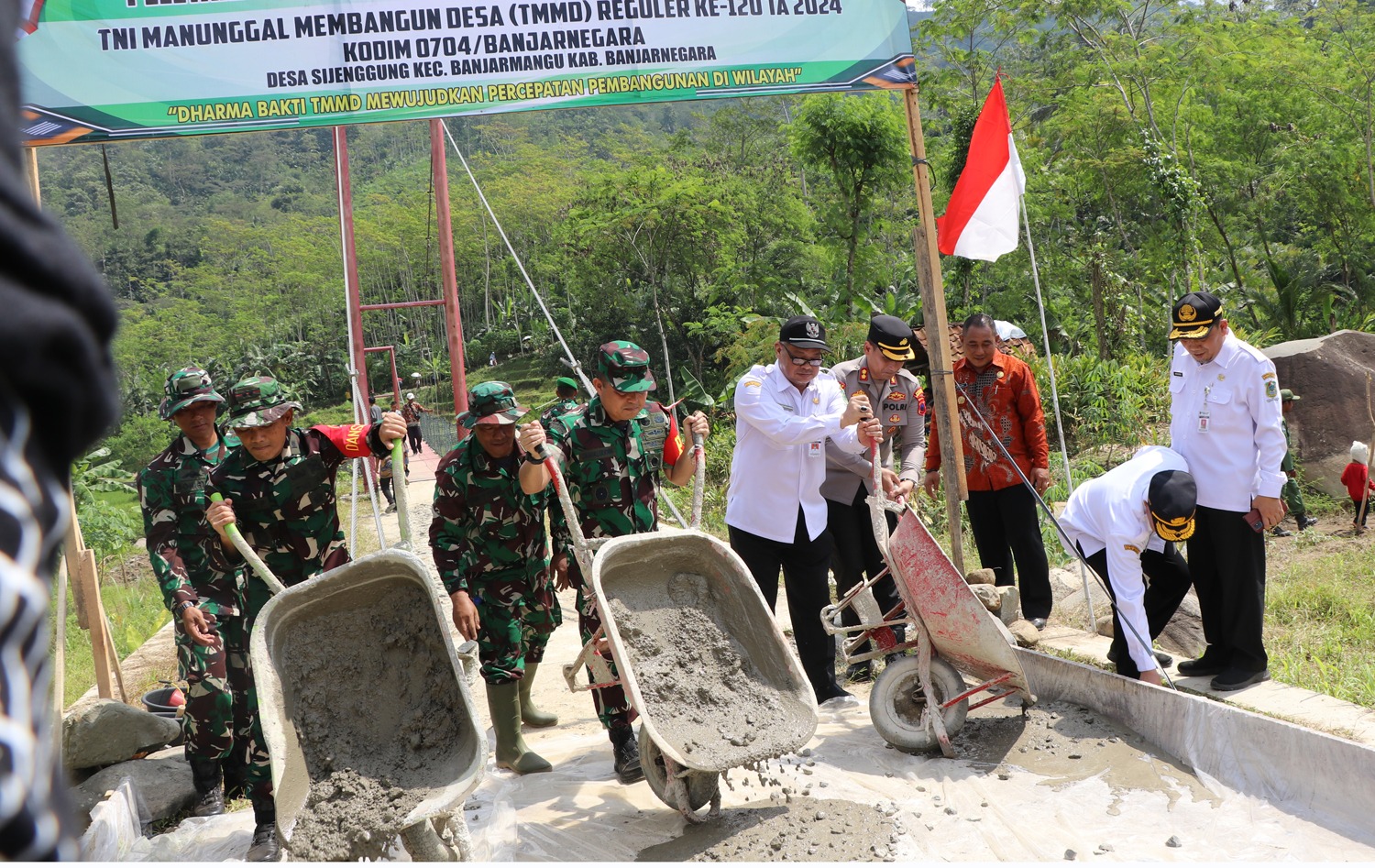 Pj Bupati Banjarnegara Tri Harso Widirahmanto bersama Danrem 071 dan Dandim 0704 Banjarnegara melakukan peletakan batu pertama pembangunan rumah tidak layak huni (RTLH) pada TMMD Reguler ke-120 di Desa Sijenggung Kecamatan Banjarmangu Banjarnegara.(foto/ahr)