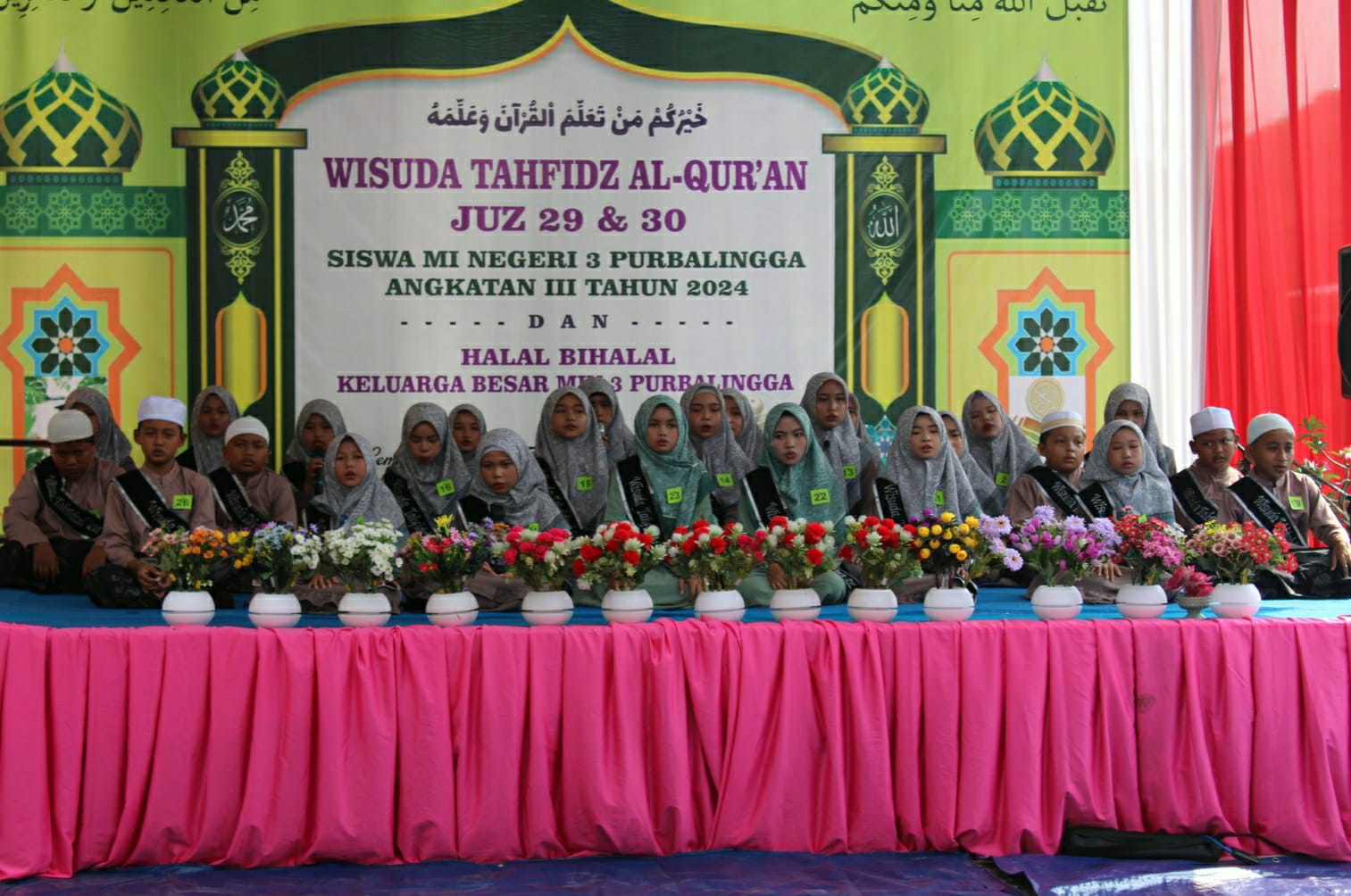 Peserta didik kelas VI MIN 3 Purbalingga melaksanakan wisuda Tahfidz Al Qur'an di halaman madrasah, Rabu (22/5/2024).