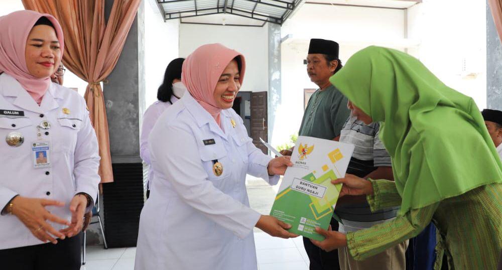 Bupati Yuli Hastuti memberikan bantuan dari Baznas kepada salah satu warganya (Dok. Sorot.co)